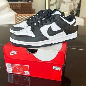 Wmns Nike Dunk Low ‘Black White’
